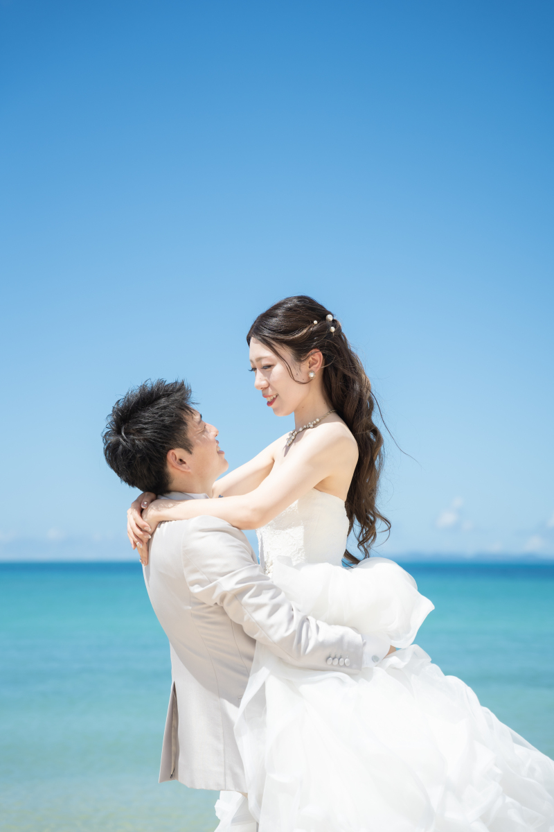 澄み渡る空と海！幸せいっぱいの抱っこショット♡