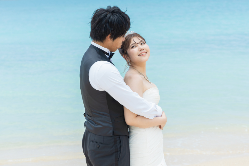青い海をバックに優しくバックハグをする一枚です!