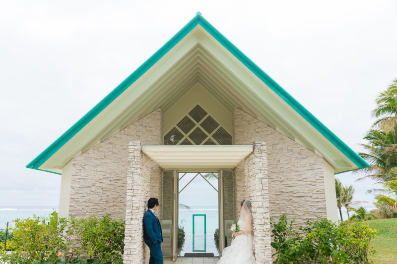 青空に映える三角屋根のチャペルをバックに♡