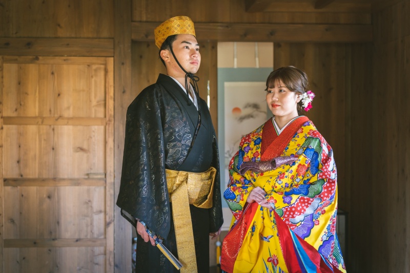 凛と立つ琉球の伝統衣装が引き立つ♡気品ある佇まい