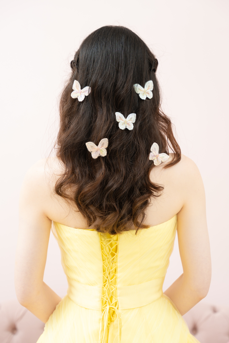 蝶モチーフが華やかに舞う可憐なヘアアレンジカット