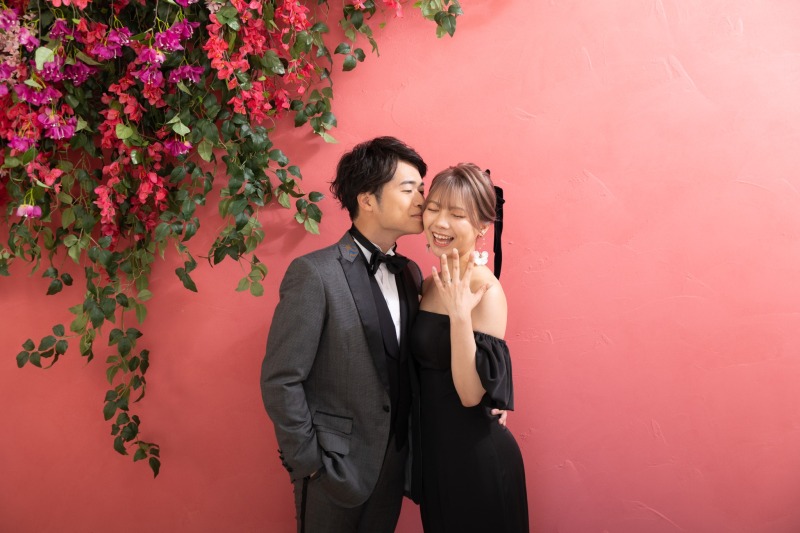 祝福のキスと輝く笑顔のスタジオショット