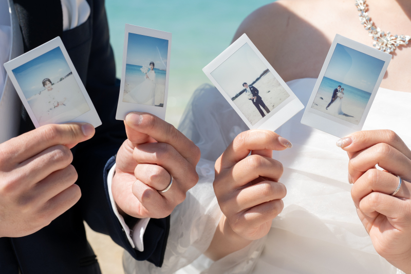 チェキに残した思い出を笑顔で見せ合う幸せな時間♡