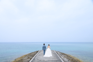 沖縄の碧い海と緑に包まれた、自然体を残す前撮り物語