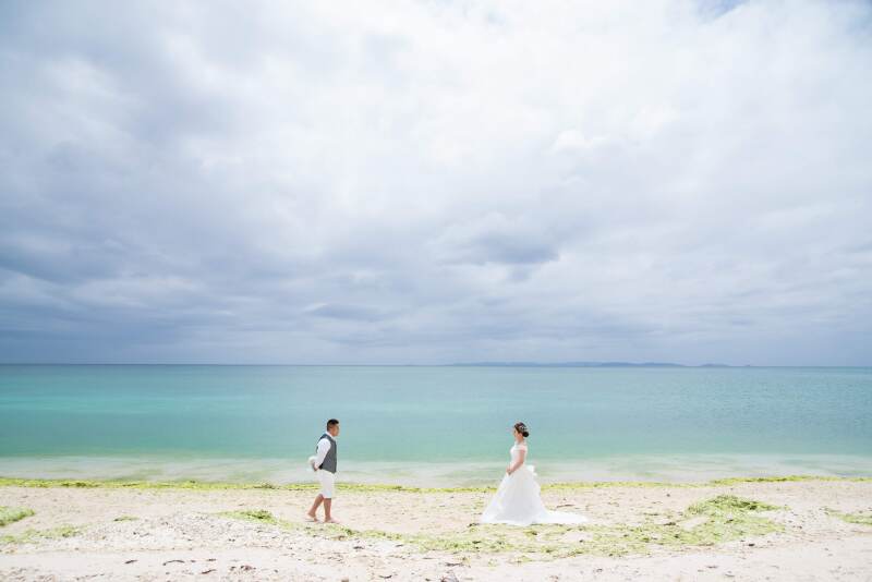 沖縄の広い海をバックに・・・