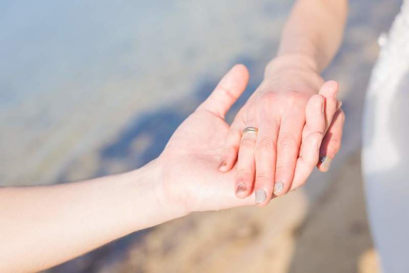 重ねた手に光る指輪