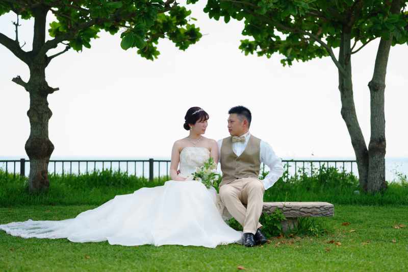 爽やかなグリーンに包まれてのベンチショット