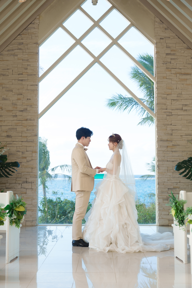 視線が重なる、無垢な誓い。水平線を背景に結ぶ手。