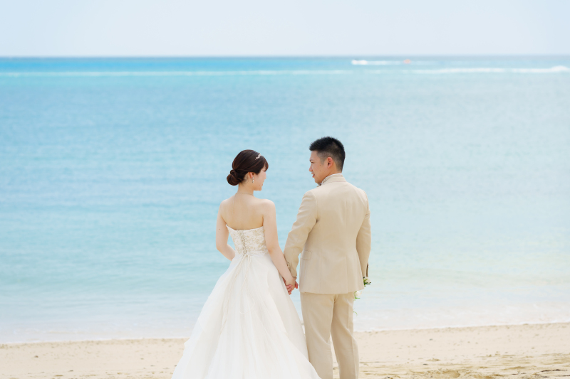 広がる青い海に向かったバックショット