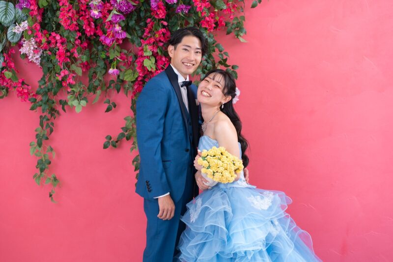 ご家族様からのプレゼントの編みブーケを持って撮影