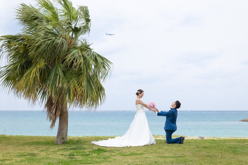 プロポーズフォト！ブーケ越しにこぼれる幸せな笑顔