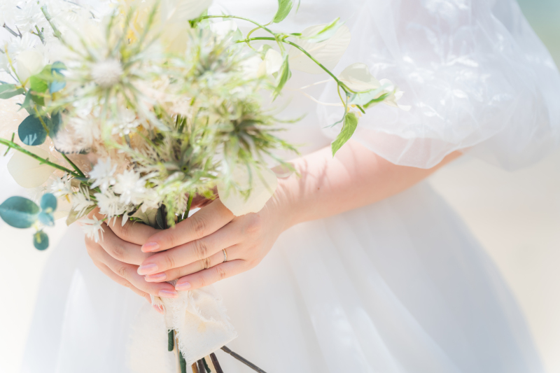 幸せを運ぶ、美しいブーケを手に