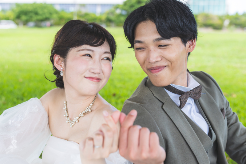 指ハートを作り見つめ合うお二人の可愛らしいアップ