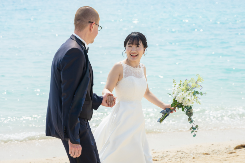 砂浜を歩きながら見せる新婦様のとびきり素敵な笑顔