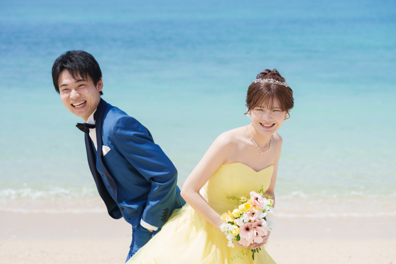 背中合わせで振り向き、海風の中でこぼれる明るい声