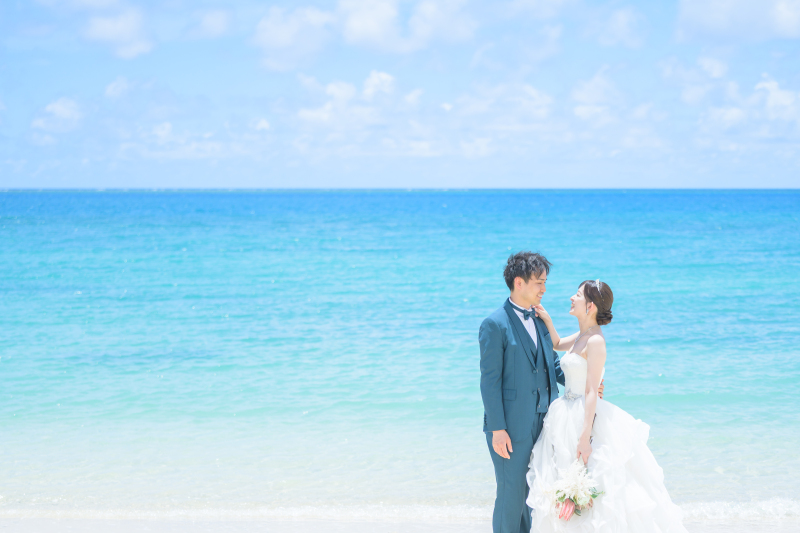 寄り添い笑顔で歩むビーチフォト