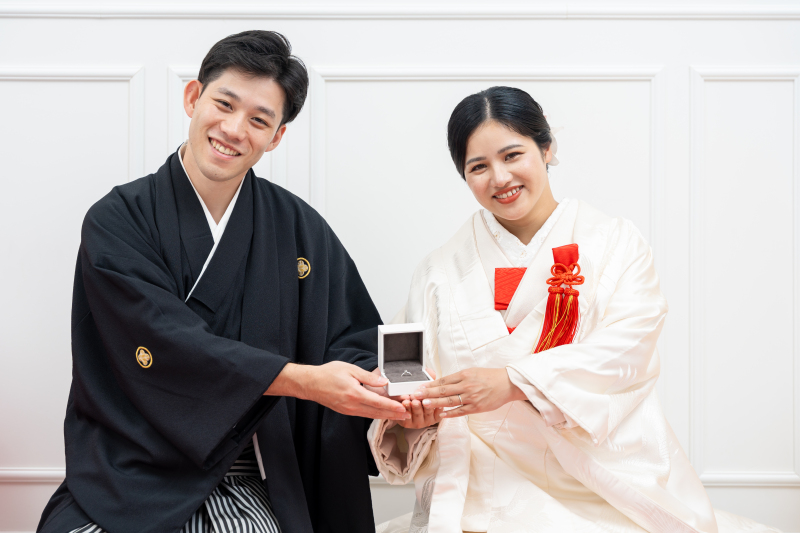 指輪のケースを開いて見せるおふたりの幸せな笑顔!
