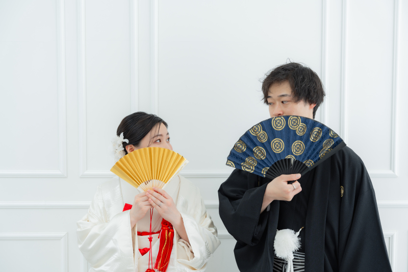 扇子越しに見つめ合う大人可愛い和装姿