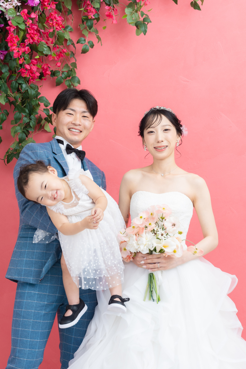 鮮やかなお花とピンクの壁が可愛いスタジオでの撮影