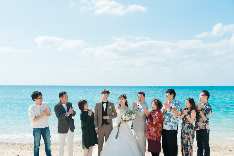 海風に響く祝福の手拍子。家族全員で分かち合う喜び