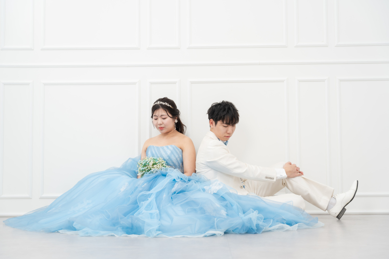 柔らかな光が満ちる白い部屋。背中で感じる確かな絆