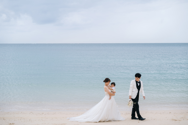 海辺を歩く三人のやさしい時間