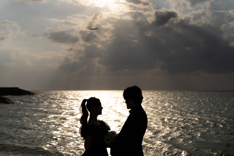 夕陽と波光のシルエット、心が重なる刻胸に灯る想い