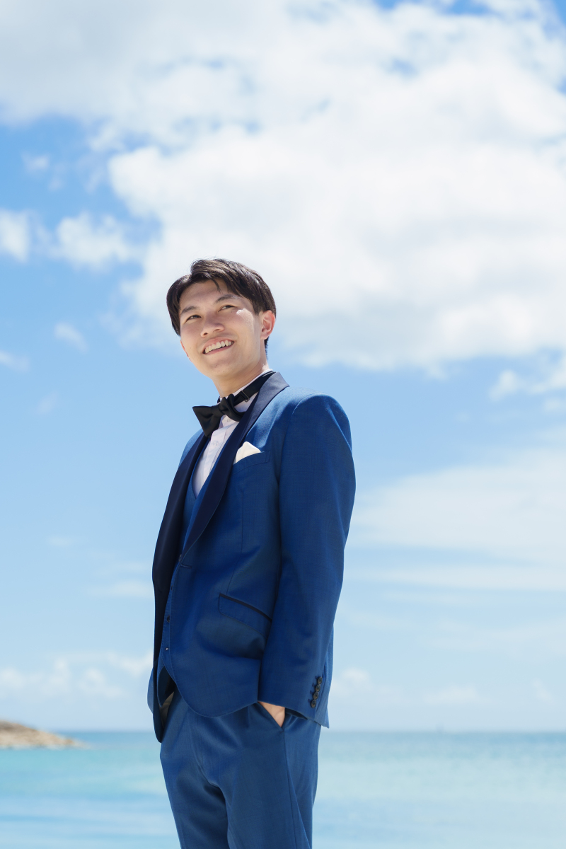 潮風を纏う爽やかな表情。青空に映える、凛とした姿