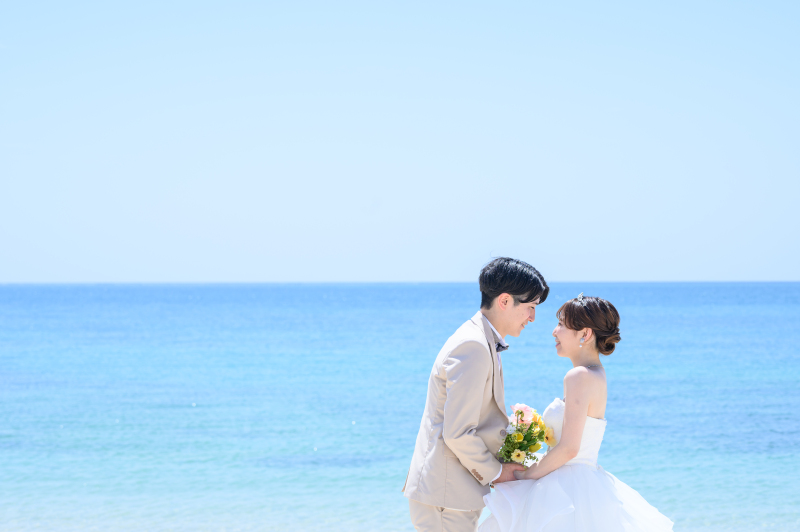 青い海と白砂に包まれるふたり