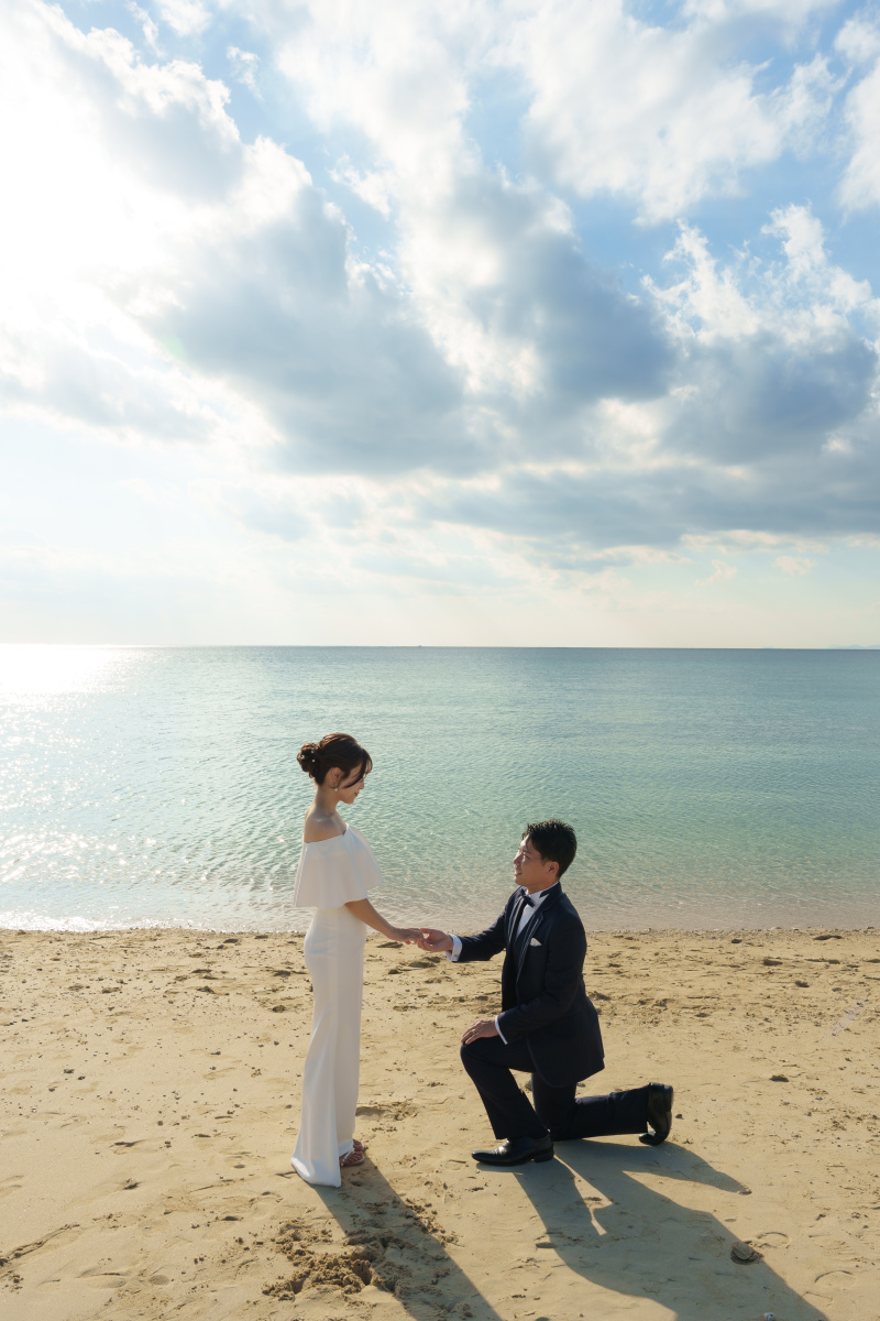 砂浜で叶える写真。青い海に誓う、最幸のプロポーズ