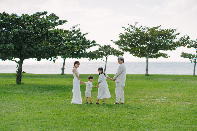 振り返った笑顔がそろう優しい家族時間