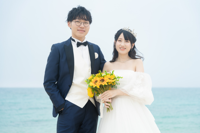 青い海に映える鮮やかなひまわり