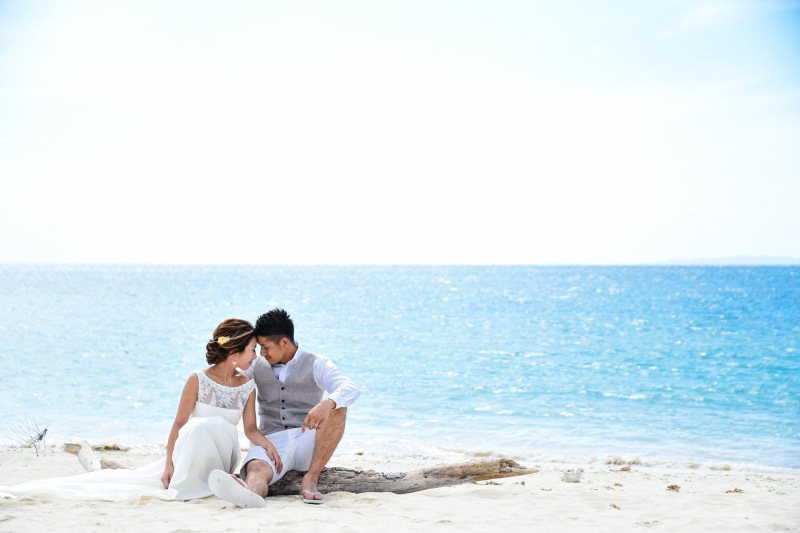 流木の上に腰掛けて