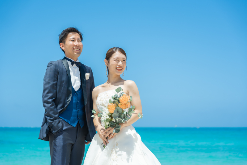 鮮やかなブーケを手に、笑顔弾けるお二人の姿!