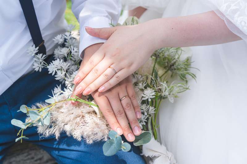 指輪がきらめく、誓いの瞬間をビーチで