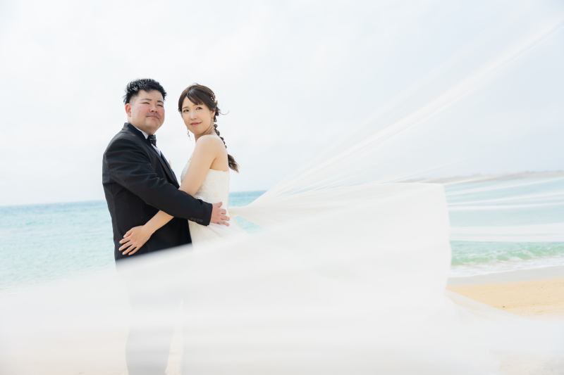 風になびくロングベール。幻想的な一枚