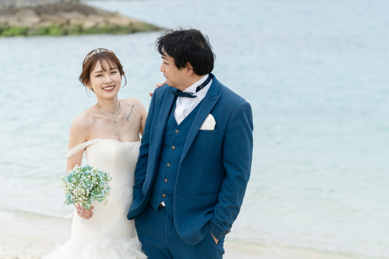 笑顔の新婦様♡波打ち際で紡ぐ、大人のポートレート