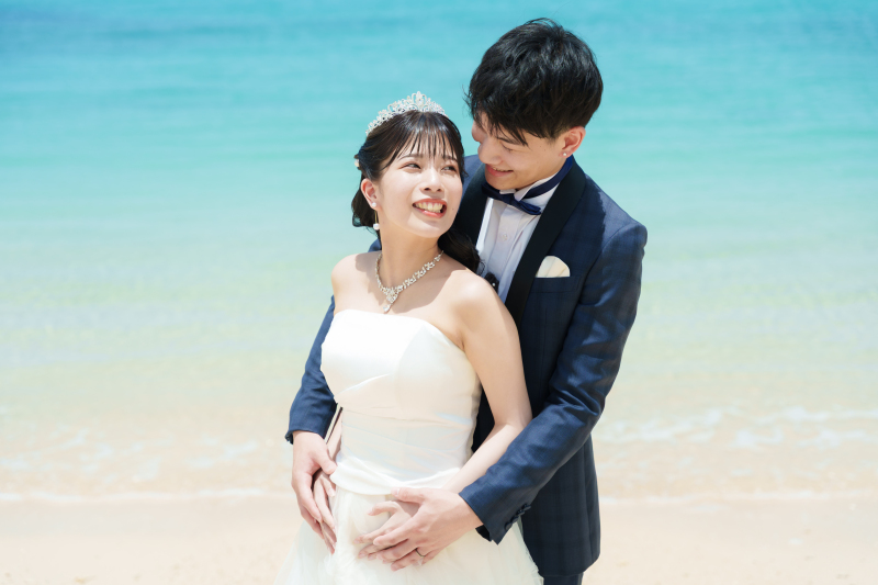 後ろからの優しいハグ。輝く笑顔に溢れる深い愛情。