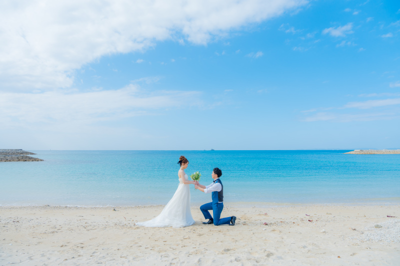ビーチを背景に、ブーケで愛を誓う。永遠の約束を&hellip;