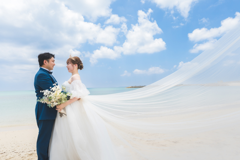 風をはらんで舞うロングベールでロマンティックに♡