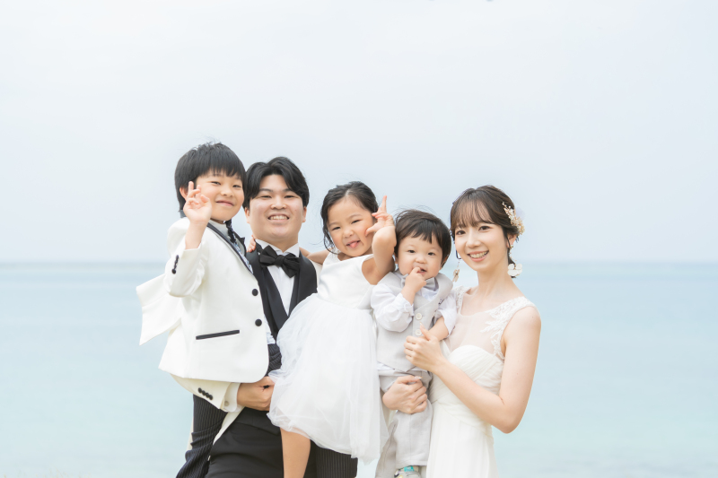 青空に負けないきらめく笑顔！家族5人の絆ショット