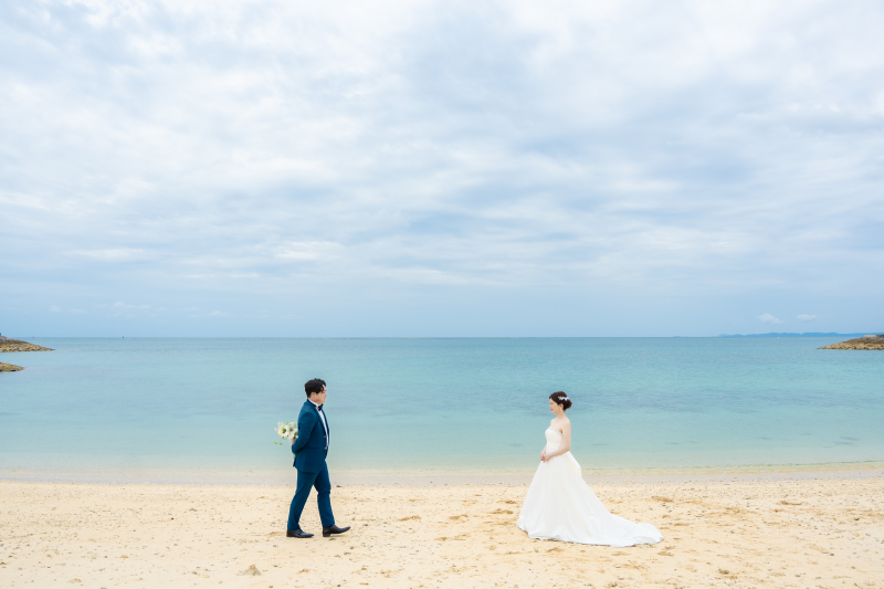 新婦様の元へと歩み寄る新郎様のサプライズショット