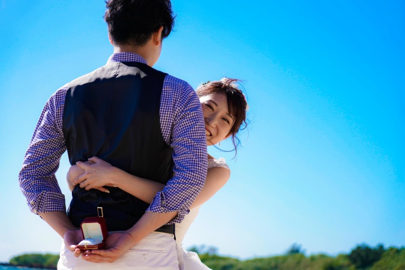 その背中に隠したものは