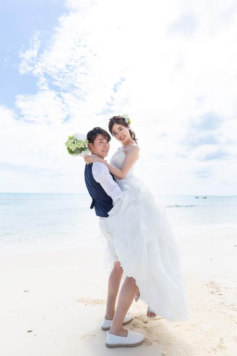 新婦様を抱っこして