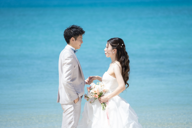 綺麗な景色に包まれて。波の音に溶け込む二人の世界