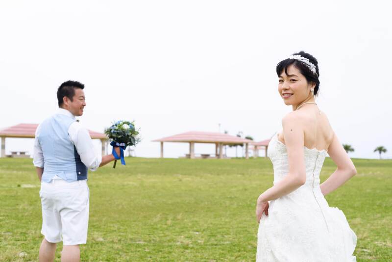 新婦様のブーケを持って