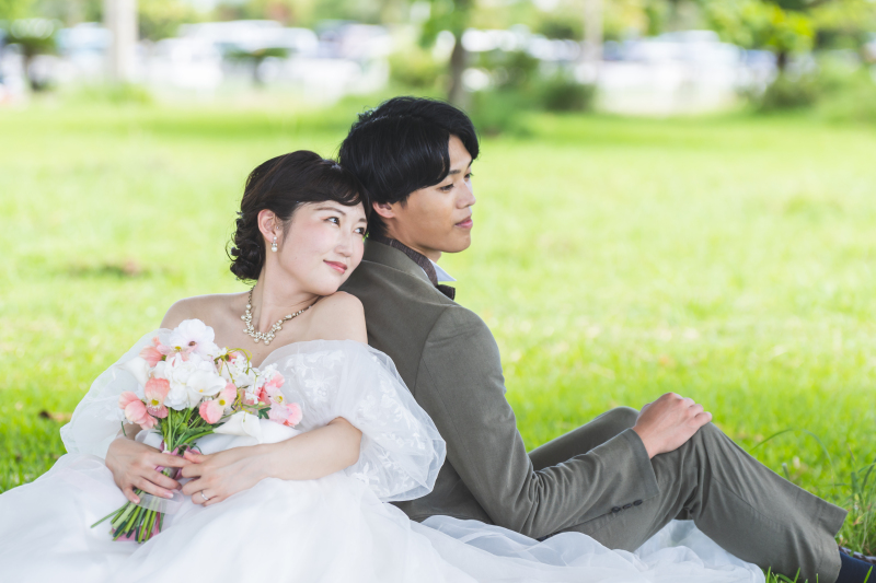 緑の絨毯の上で背中を預け合い過ごす穏やかな時間