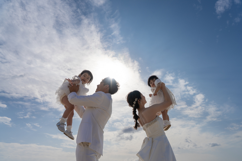 青空へ向かって、高い高いで大はしゃぎ