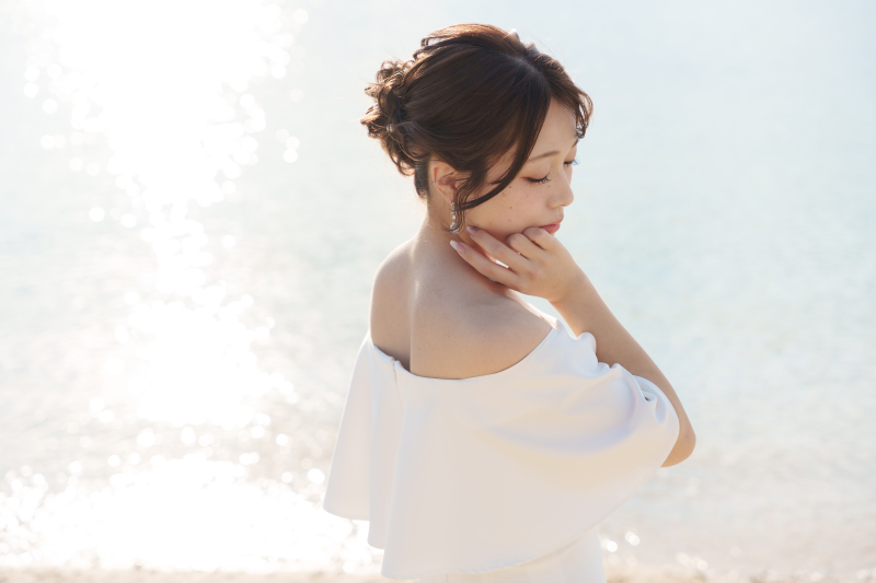 煌めく水面を背に。凛とした美しさが光るソロカット