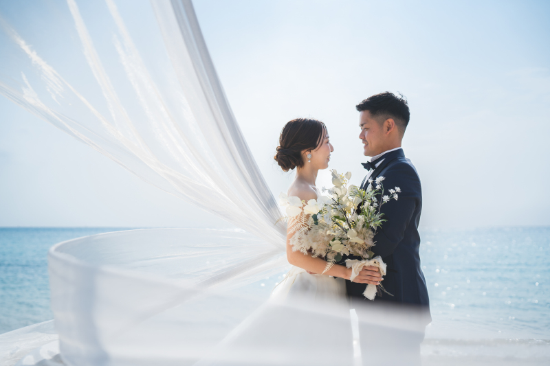風になびくロングベール。神秘的な一枚。